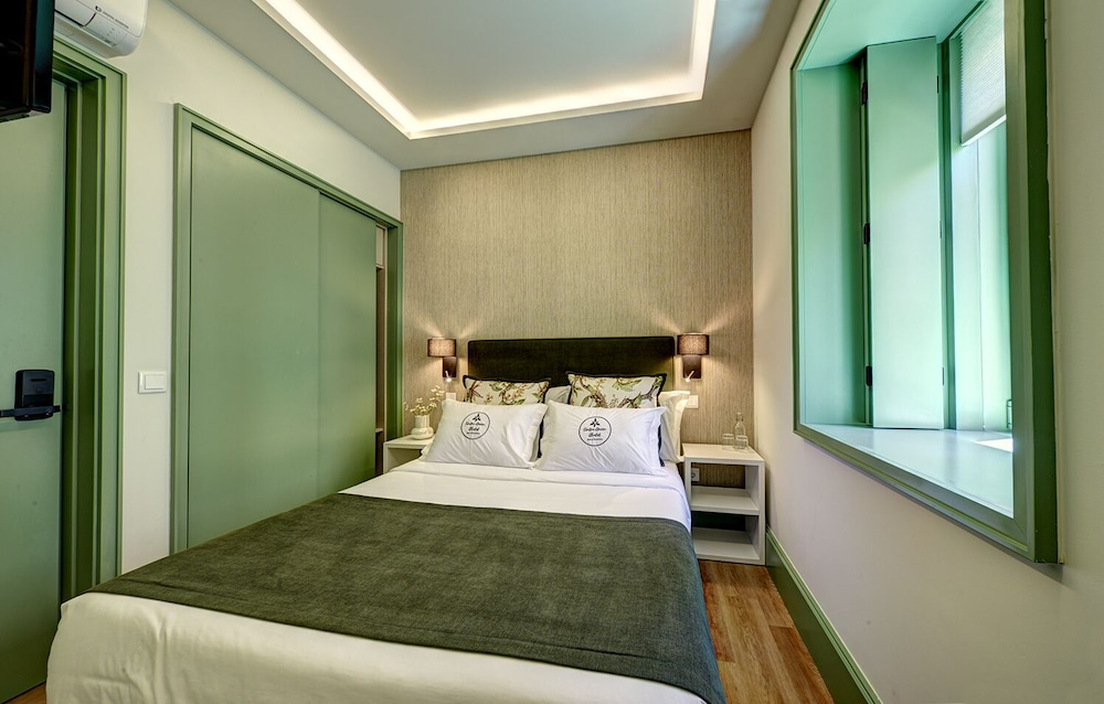 Standard Room, 1 Queen Bed, Non Smoking, Mezzanine