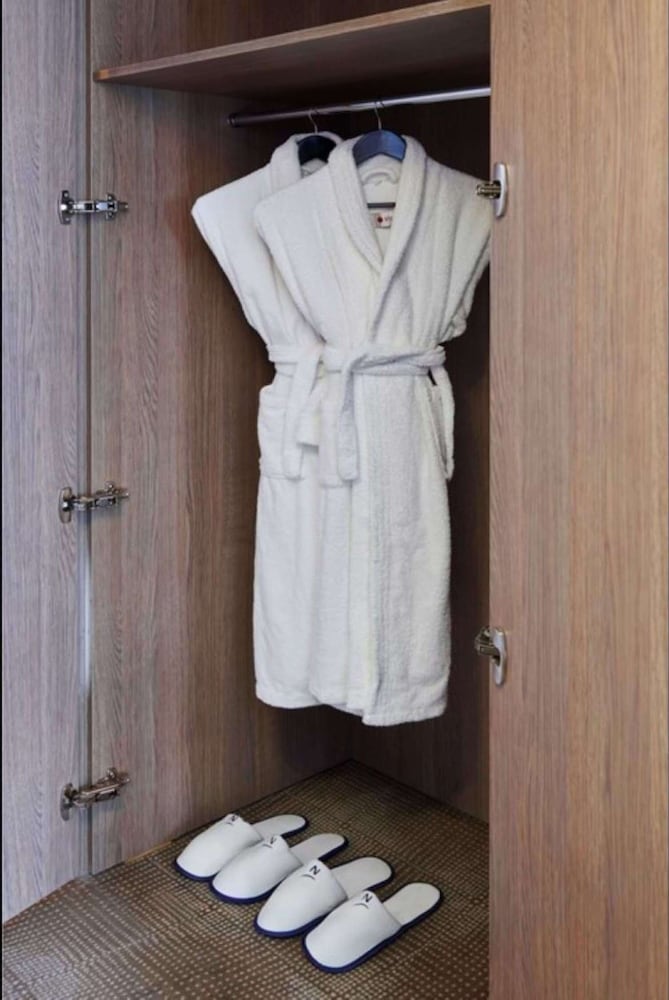 Premier Room, 1 Queen Bed (Executive) thumbnail 5