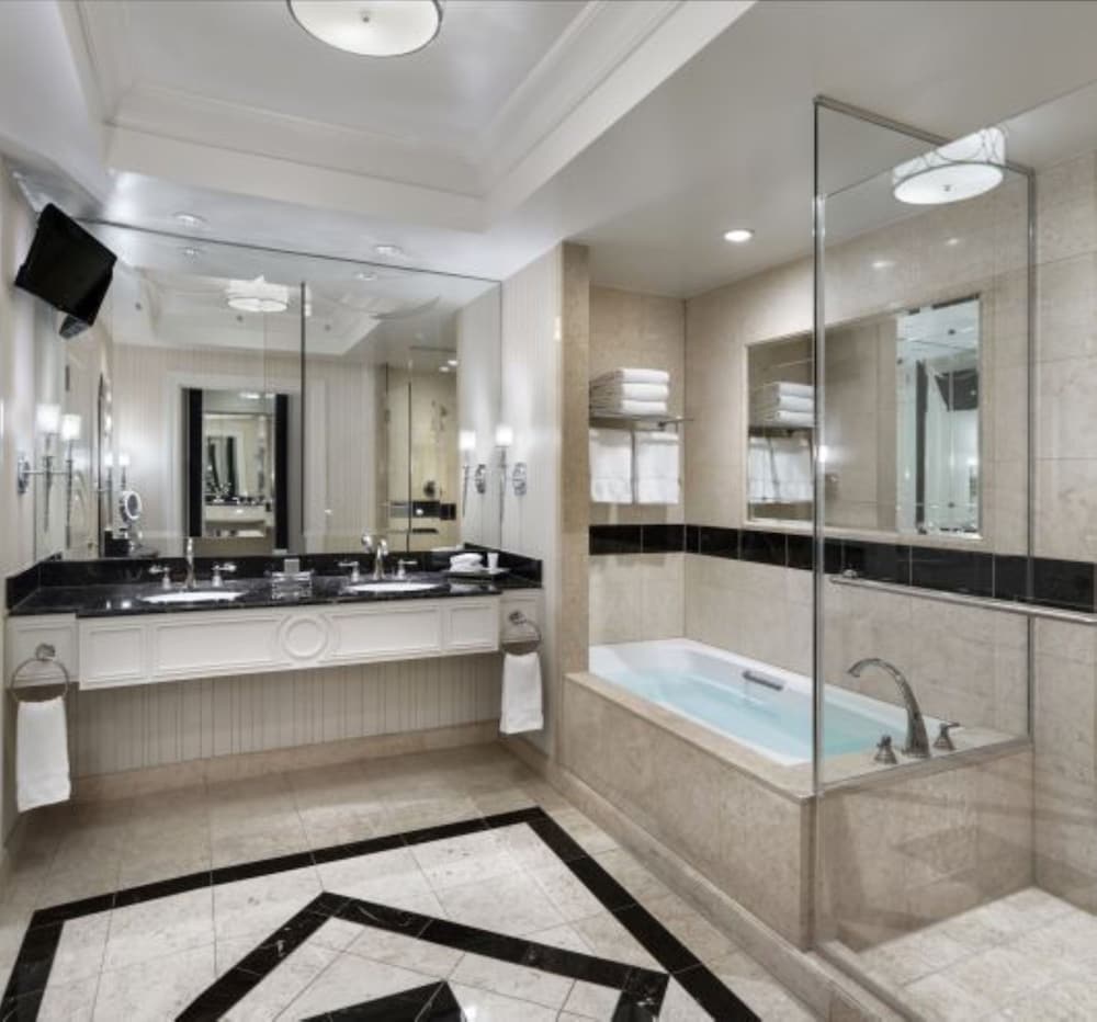 Luxury King Suite Sphere View