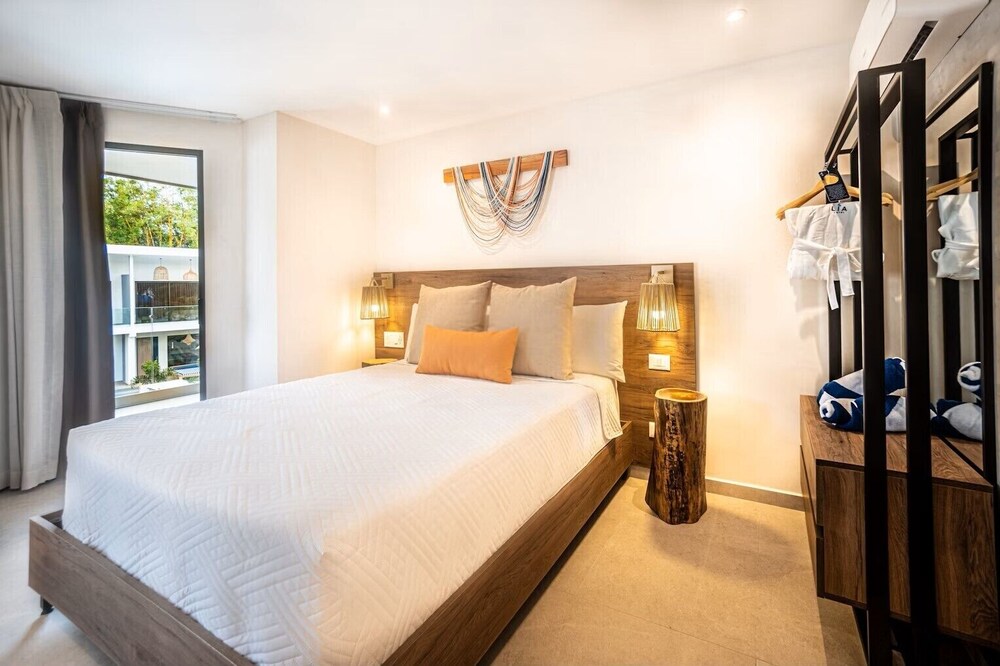 Superior Room, Balcony, Pool View