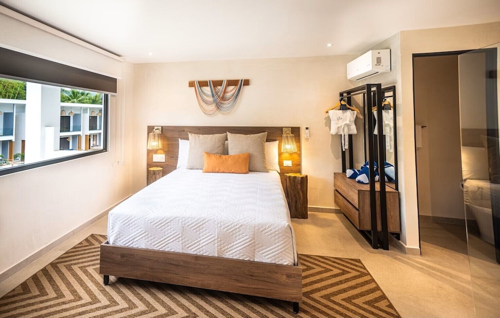 Luxury Room, Pool View
