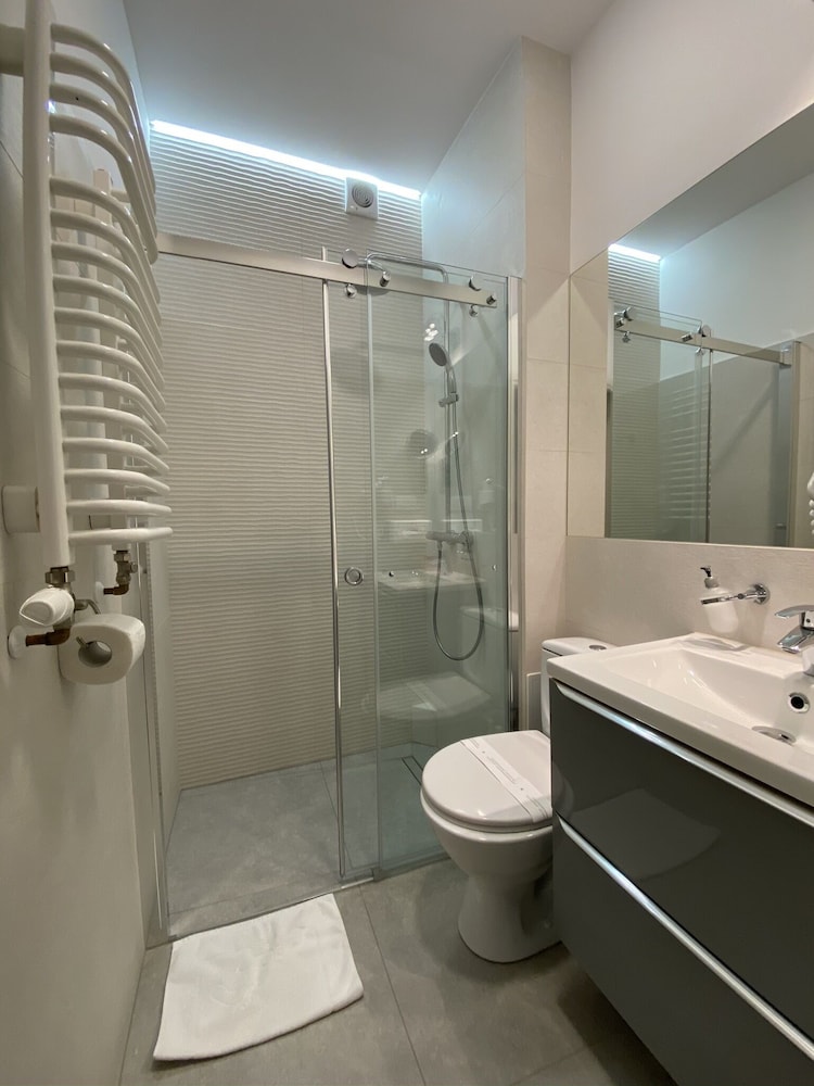 Classic Triple Room, Ensuite photo 2