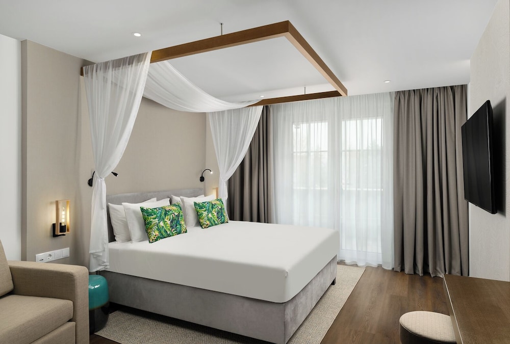 Standard Room, 1 Queen Bed - Photo 1