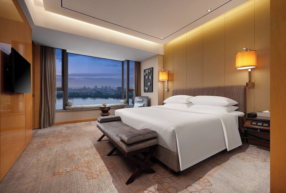 Deluxe Suite King Size Bed Lake View Room