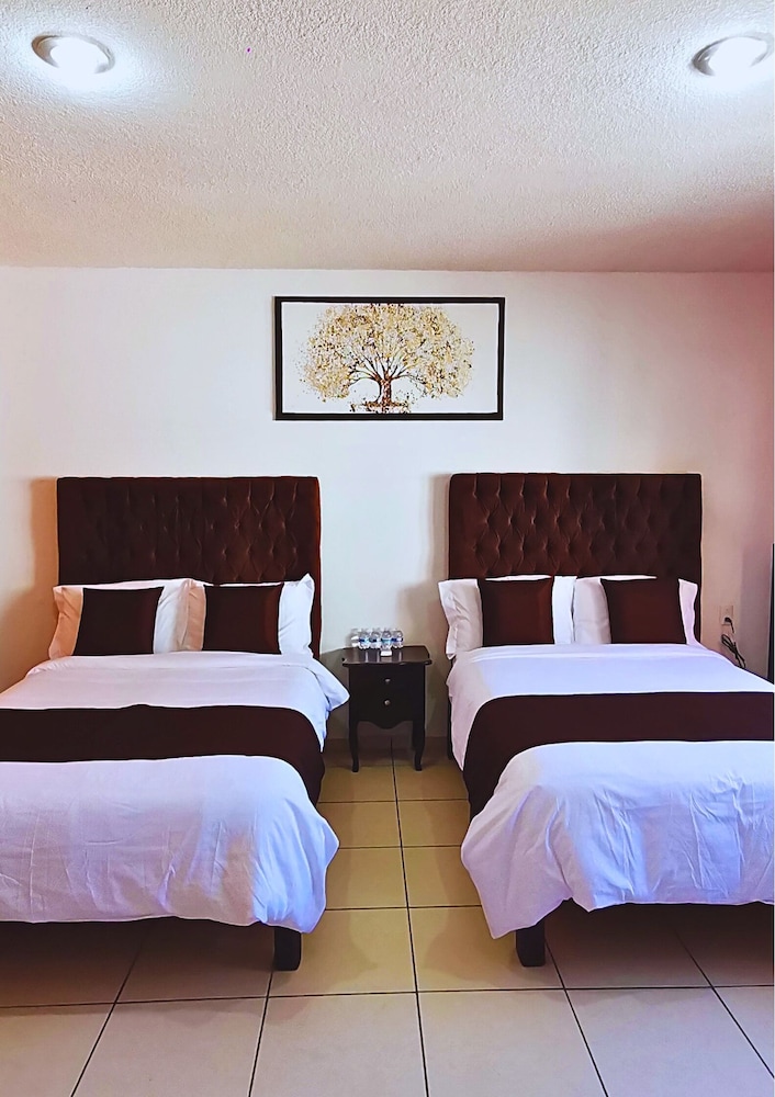 Interior Quadruple Room (no windows) photo 1