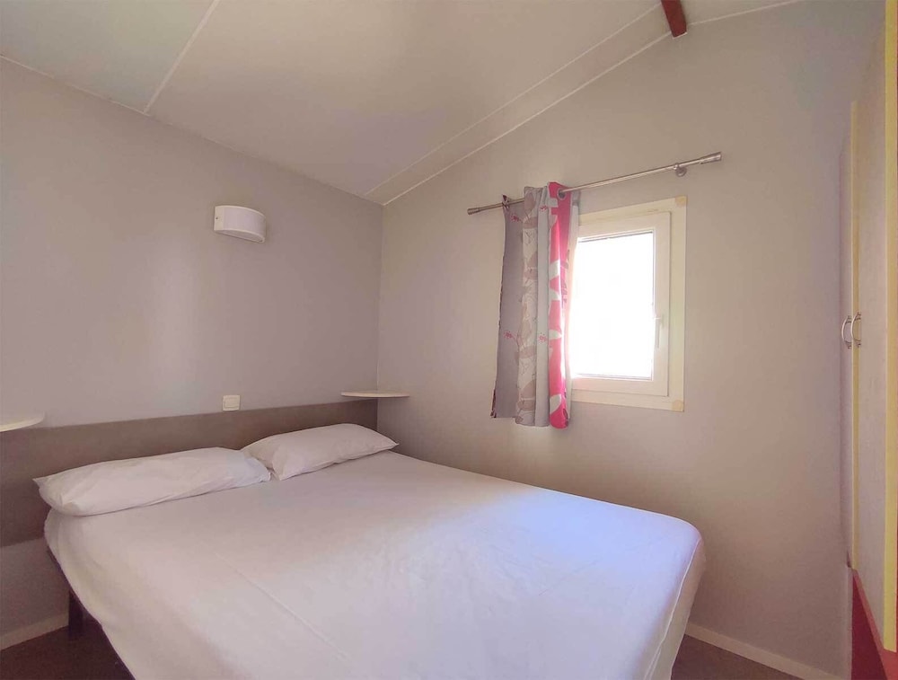 Deluxe Mobile Home, 3 Bedrooms, Kitchen photo 3