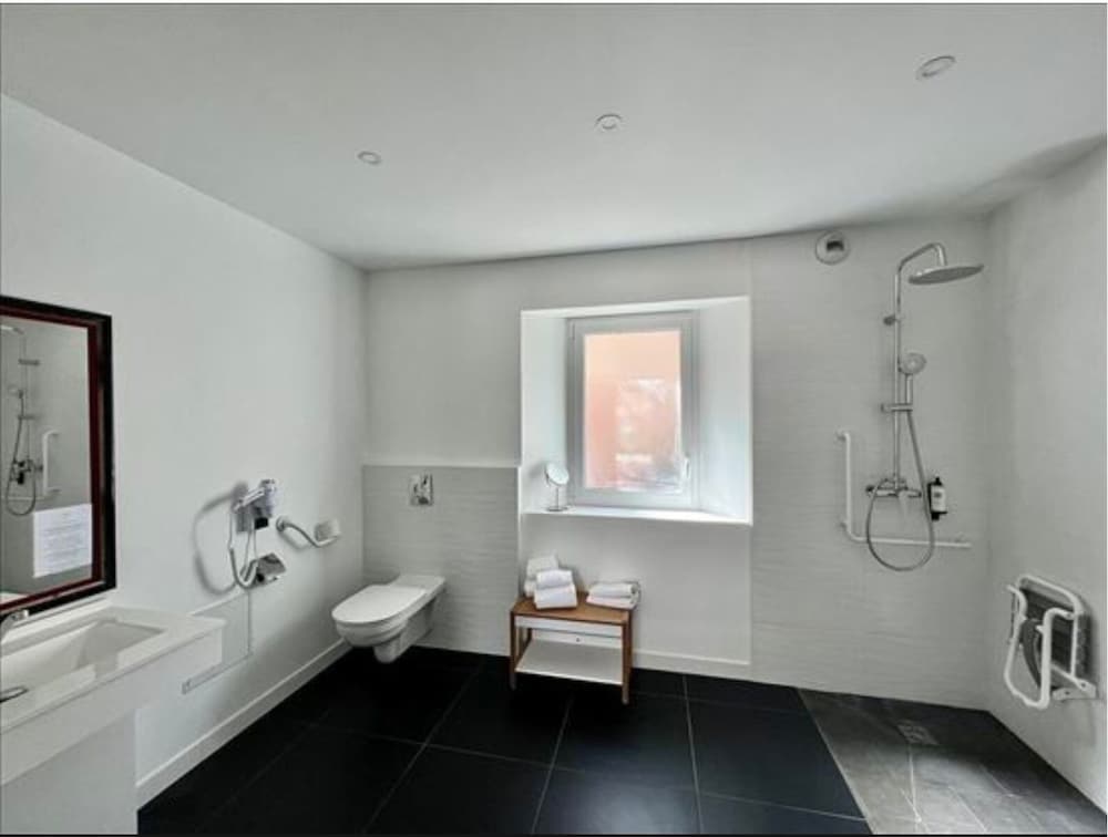 Double Room, Mobility Accessible - Photo 3