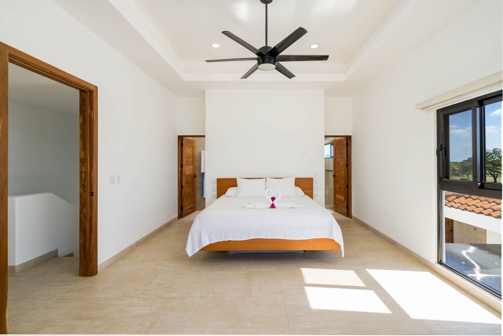 Luxury House, 4 Bedrooms, Beachside photo 1