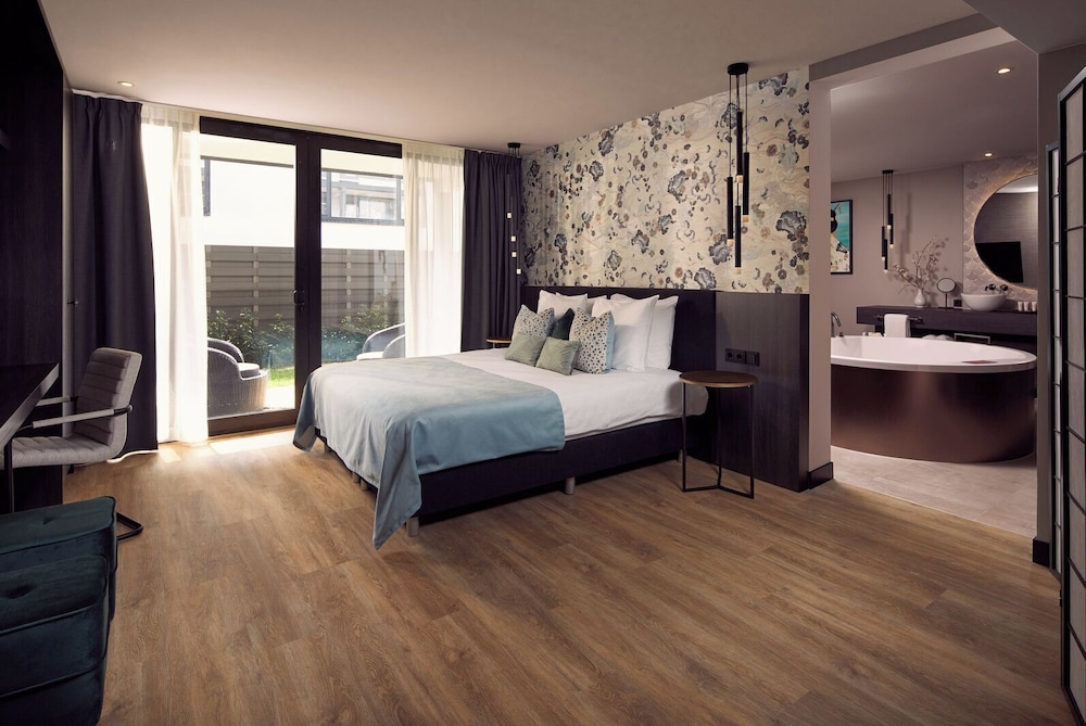 Suite, 1 King Bed photo 2