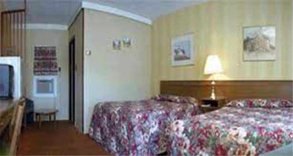Standard Room, 2 Queen Beds photo 2