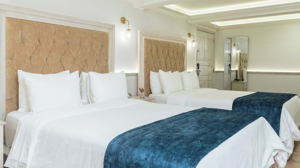 Suite, 2 Queen Beds - Photo 6
