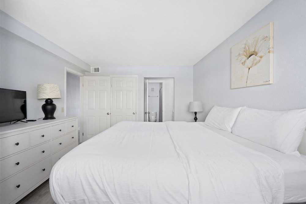 Condo, 1 King Bed (The Summit 1006)