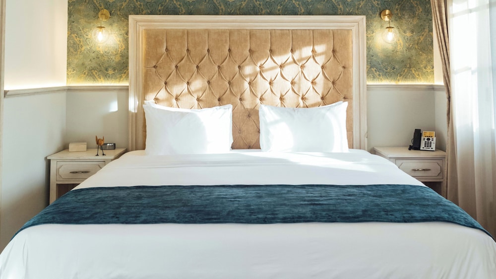 Suite, 1 King Bed, Balcony (Cathedral View) - Photo 9