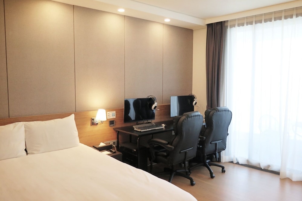 Ocean Play Double Room, (Desktop Pc) - Breakfast, Mirror Ball Garden And Weekly Yacht For 1 Pax
