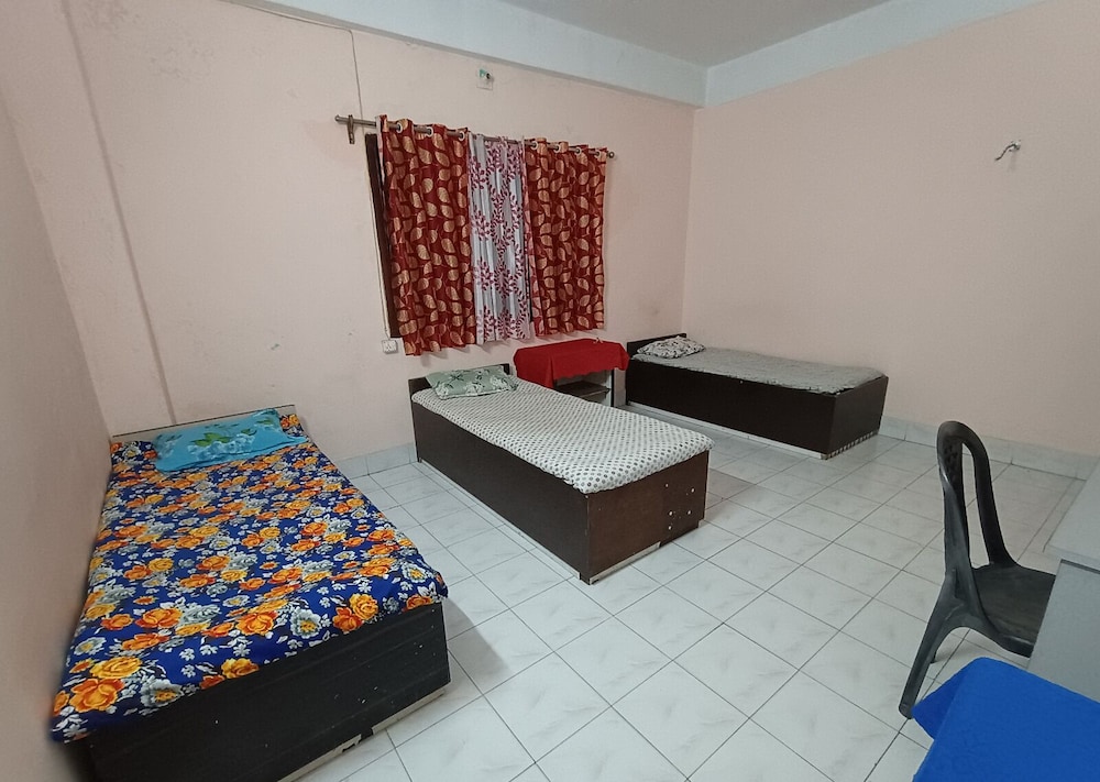 Shared Dormitory, Balcony