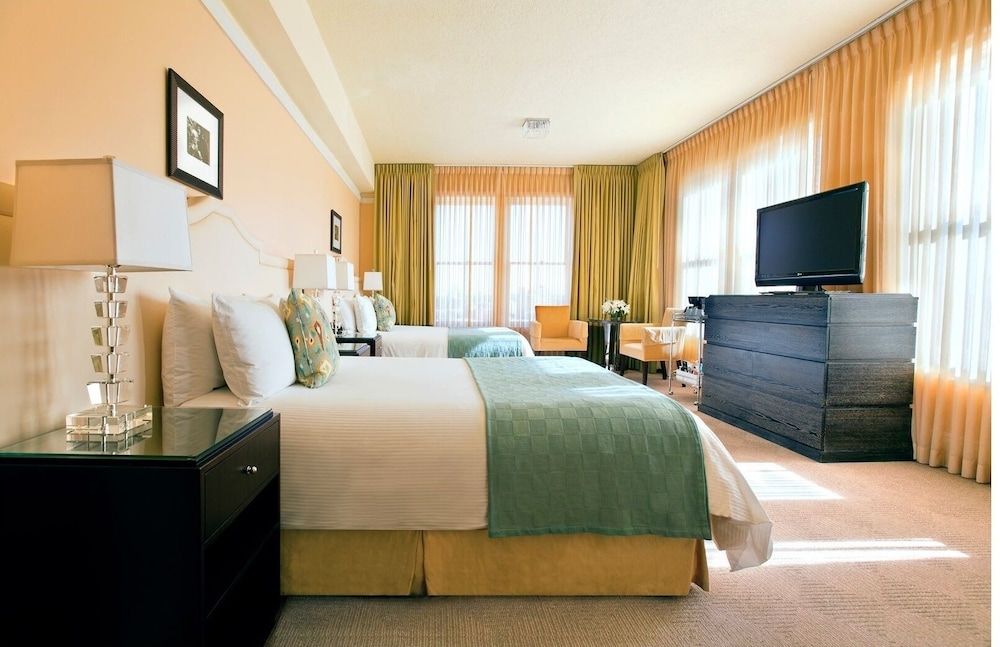 Premium Room, 2 Queen Beds, Accessible - Photo 2