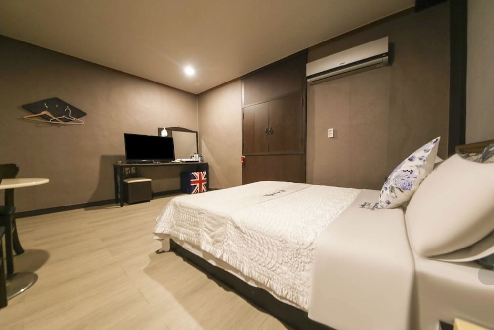 Double Room, 1 Queen Bed photo 1