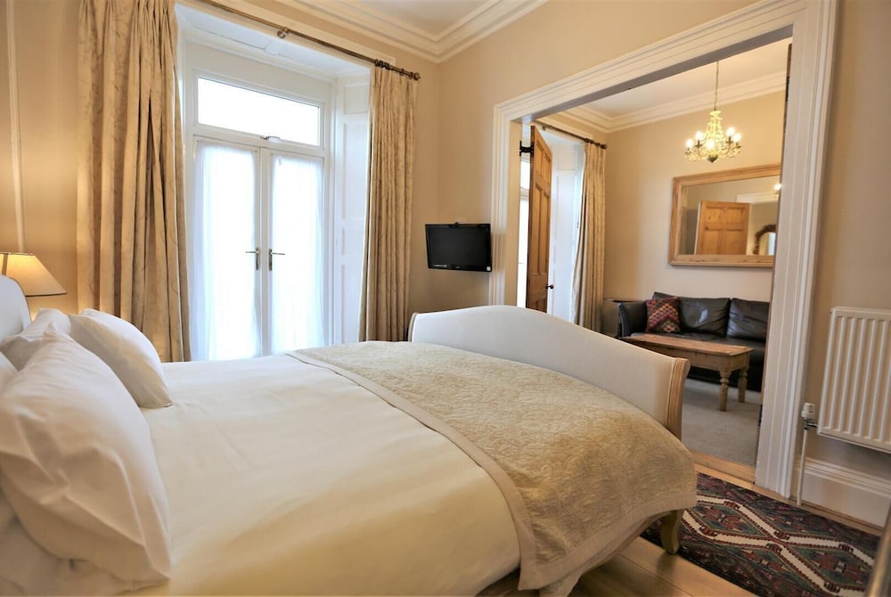 Luxury Suite, 1 Bedroom, Ground Floor. Balcony access with large bathroom.
