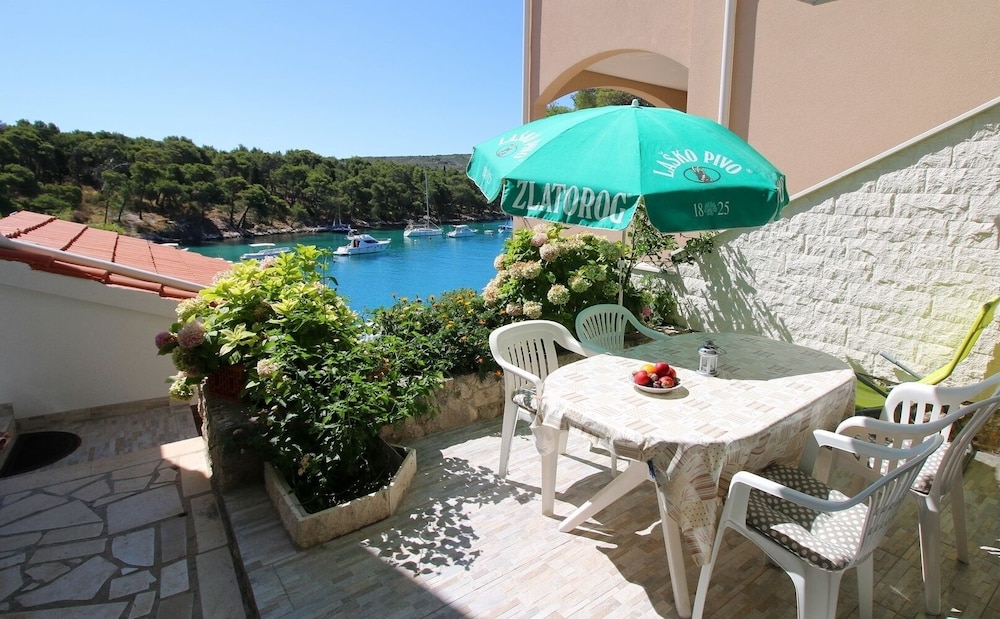 Apartment (Elvi - amazing position & parking - A)