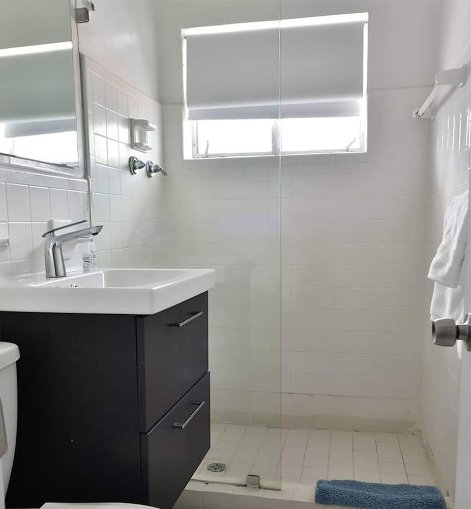Chill & Cozy Studio Unit with One Queen Bed & Full Kitchen photo 2