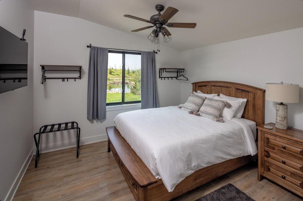 Glamorous Accessible - 2 Bedroom Cabin photo 1