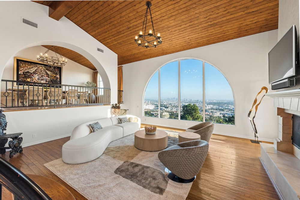 Luxury House, Multiple Beds, Pool Access, Mountain View (The Hideaway)