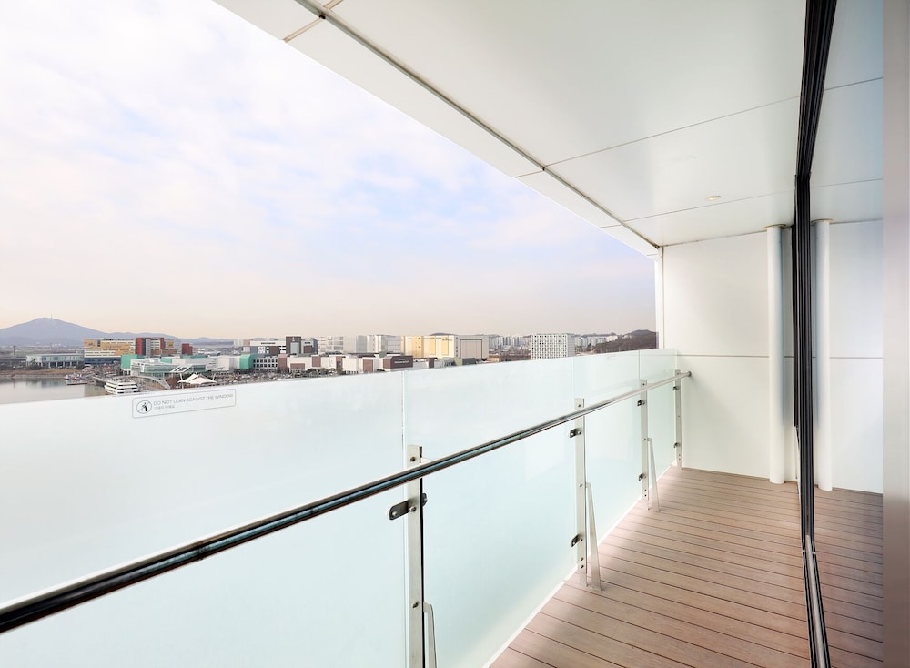 Junior Suite Queen (Complimentary Pool Access for 2) - Photo 6