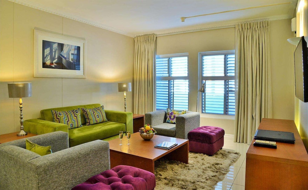 Suite, 2 Bedrooms - Photo 11