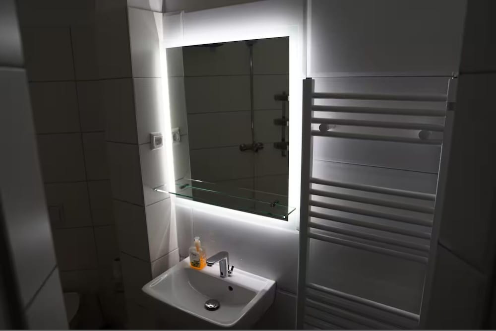 Superior Double Room, 1 King Bed, Non Smoking, Private Bathroom photo 3