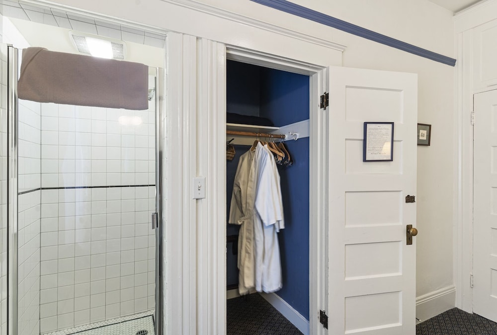 Room, 1 Double Bed (Shower and Sink, Shared Bathroom)