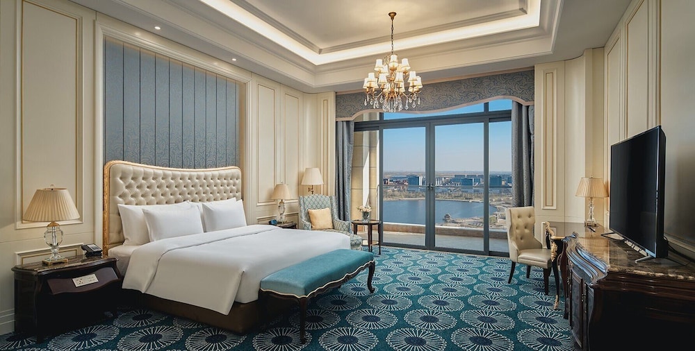 Standard Room, 1 King Bed, Club Lounge Access, Lake View