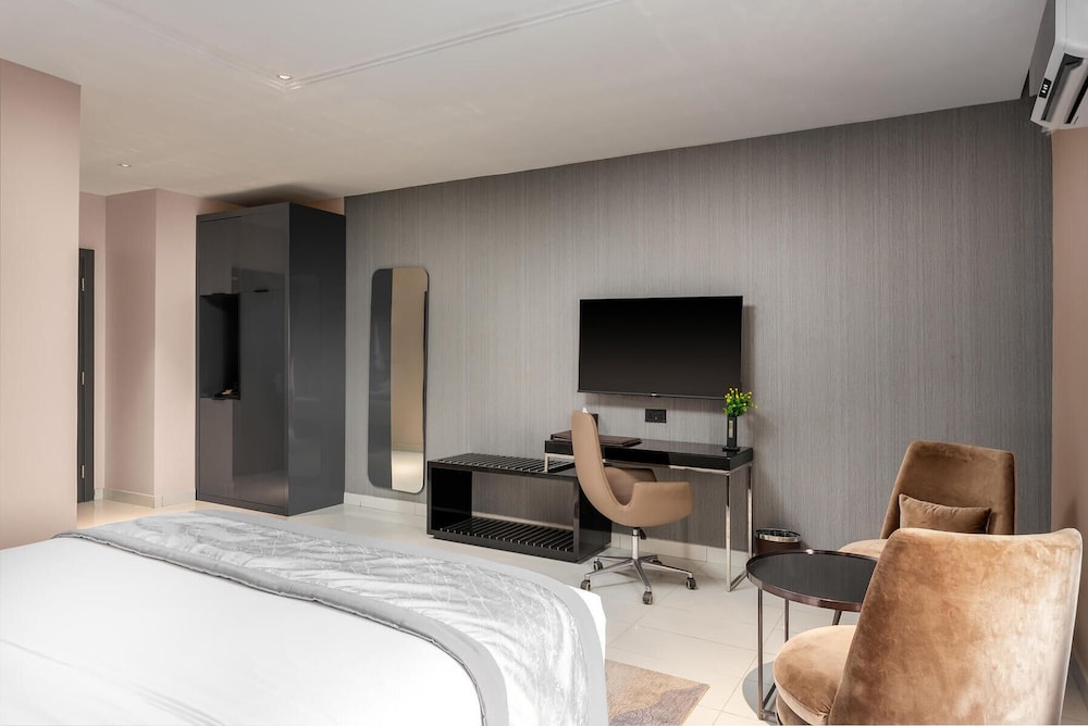 Deluxe Room, Roll-in Shower, City View