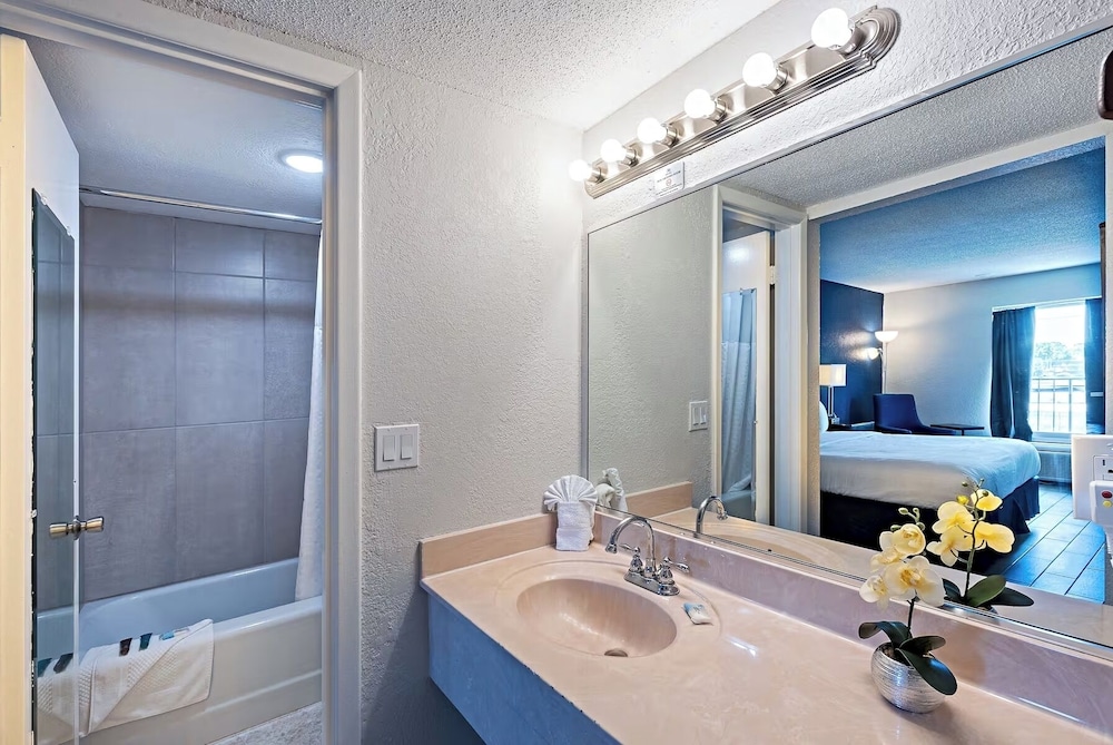 Standard Room, 2 Queen Beds, Accessible Bathtub photo 2
