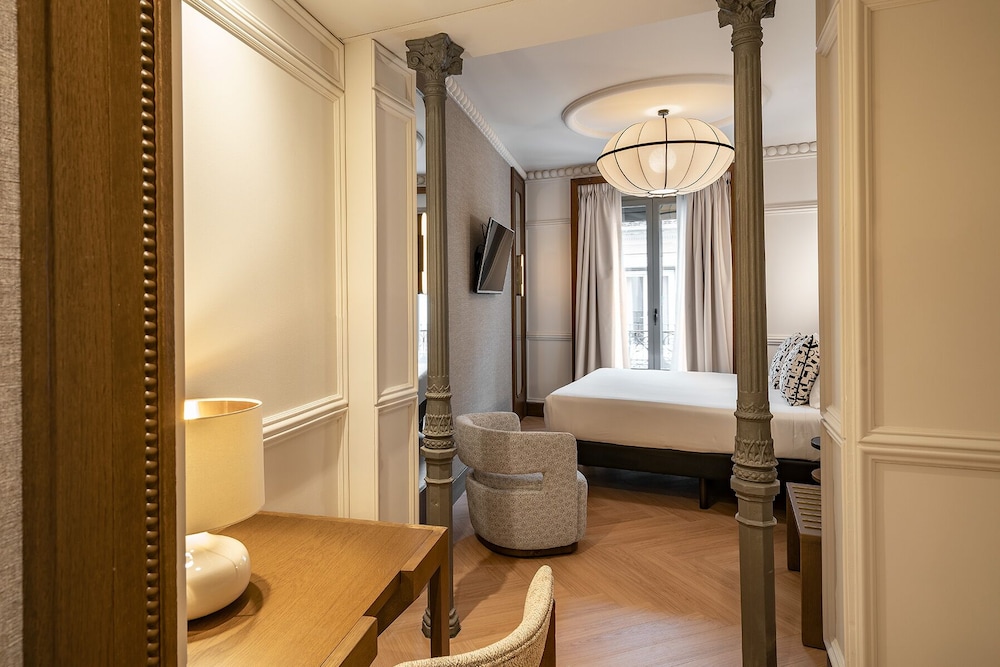 Superior room single use Barrio de las Letras view with balcony thumbnail 5