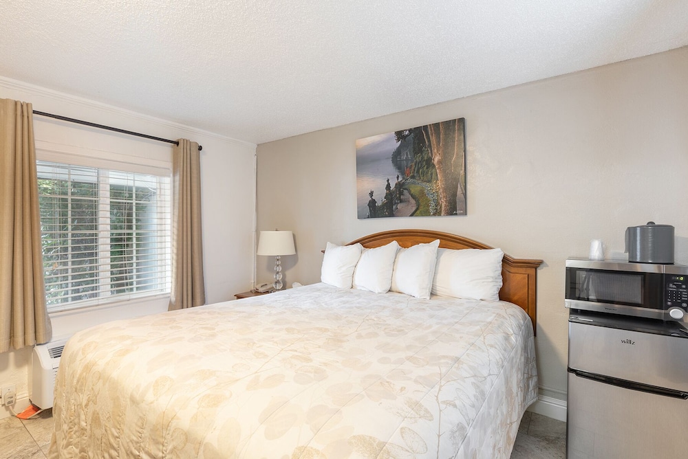 Standard Room, 1 King Bed photo 2
