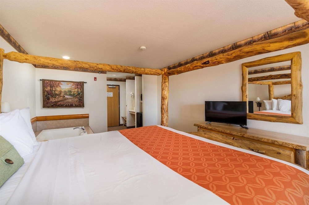 Standard Room, 1 King Bed, Hot Tub photo 3