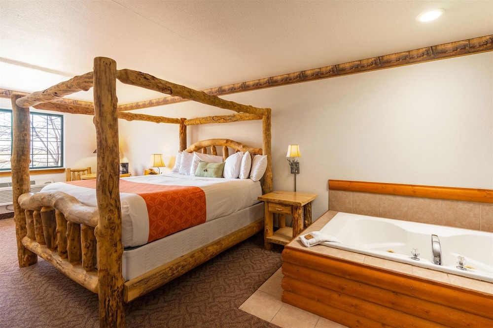 Standard Room, 1 King Bed, Hot Tub photo 1