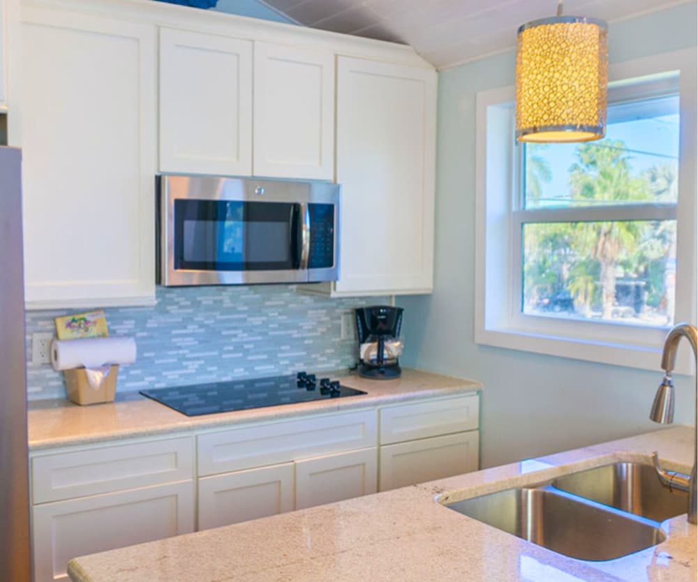 Signature Cottage, 1 Queen Bed, Canal View - Photo 5