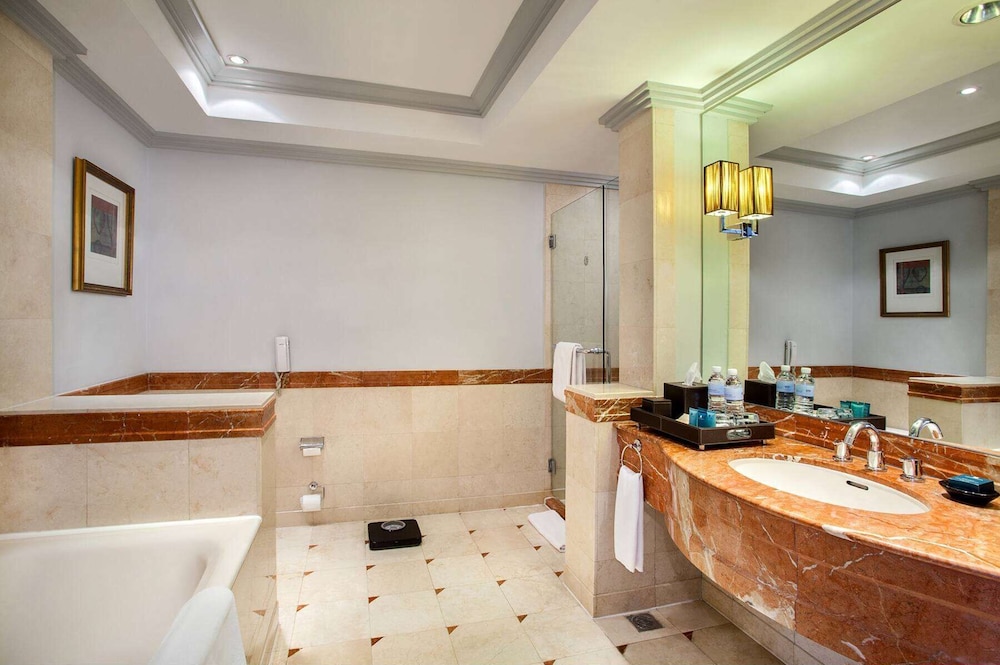 Room, 1 King Bed, Non Smoking (Executive Business) - Photo 4
