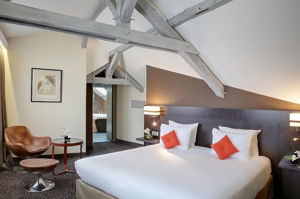Suite, Multiple Beds, Bathtub (Separate Living Room)