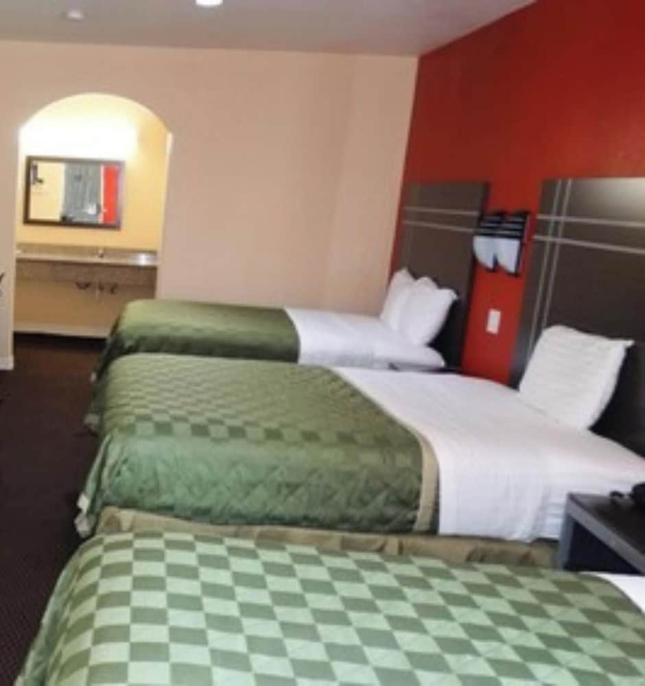 Standard Room, Multiple Beds, Non Smoking, Refrigerator & Microwave