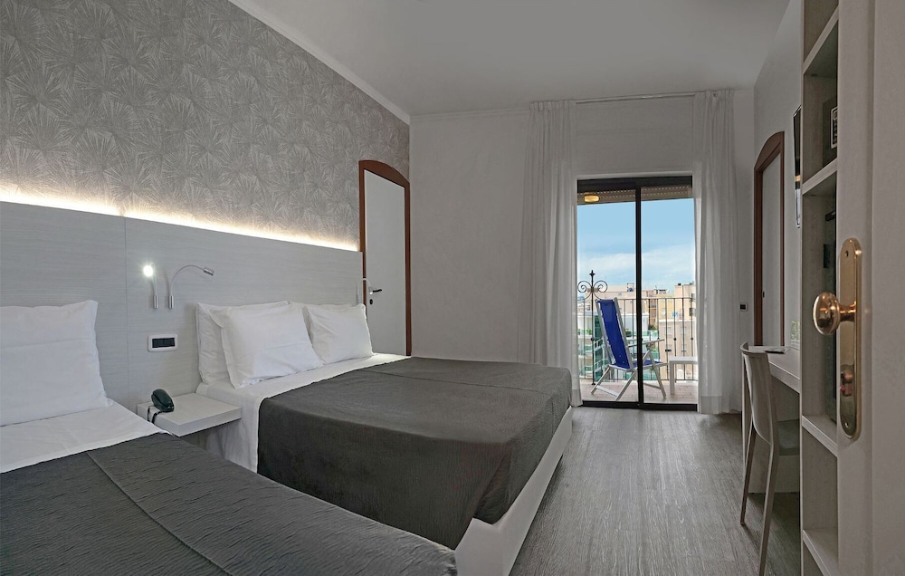 Triple Room, Multiple Beds, Balcony, Sea View photo 1