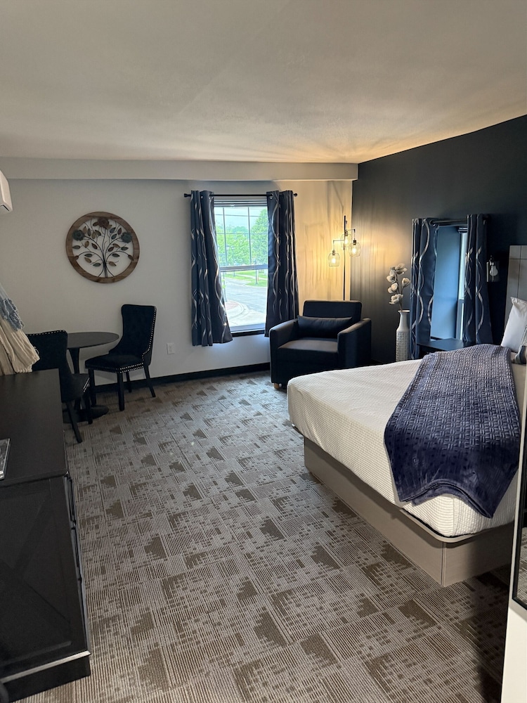 Single Room, 1 Queen Bed, River View