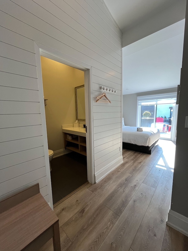Premium Queen Courtyard