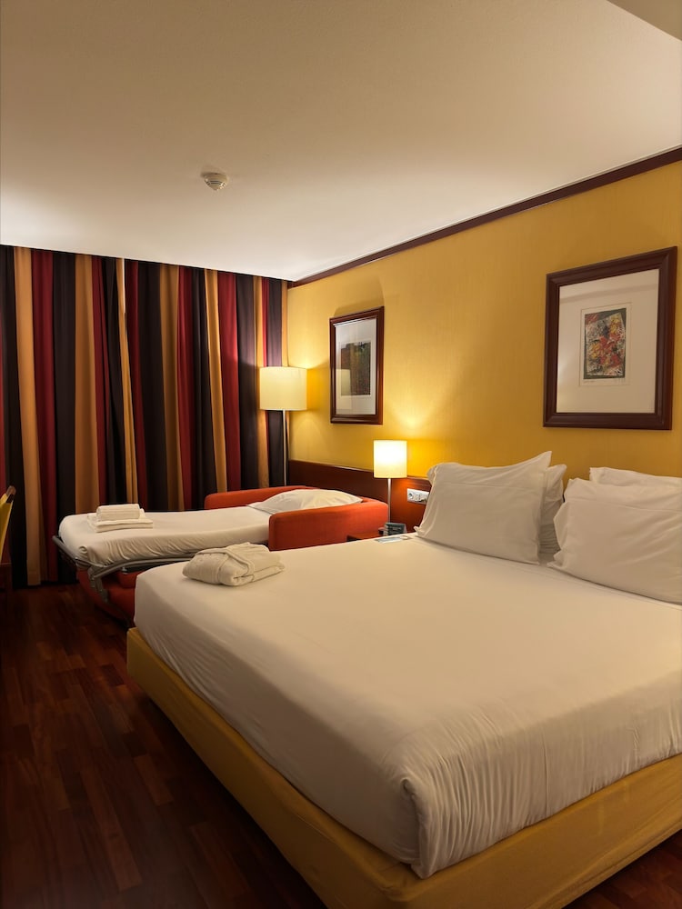 Standard Room, Multiple Beds thumbnail 5