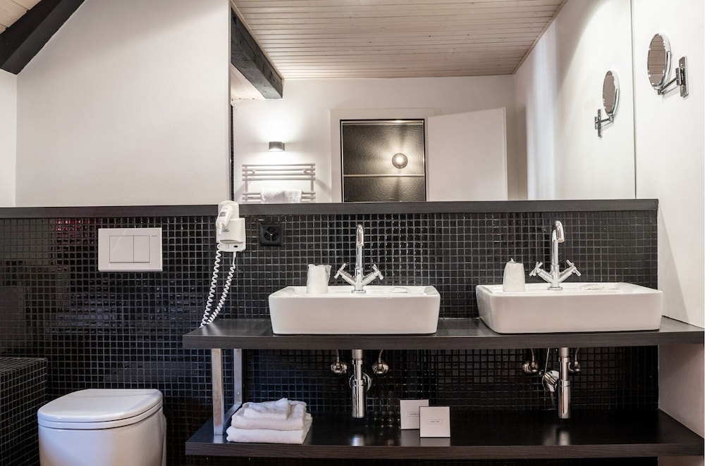 Suite - Photo 15