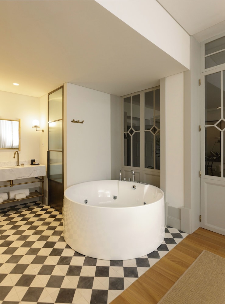 Suite Royal with Bathtub - Photo 7