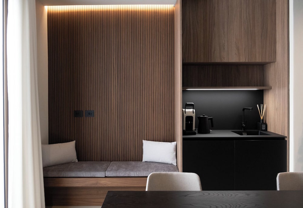 Executive Suite - Photo 16