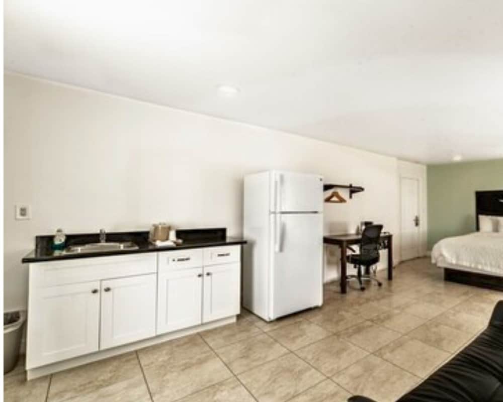 Studio Suite, 2 Queen Beds, Kitchenette photo 3