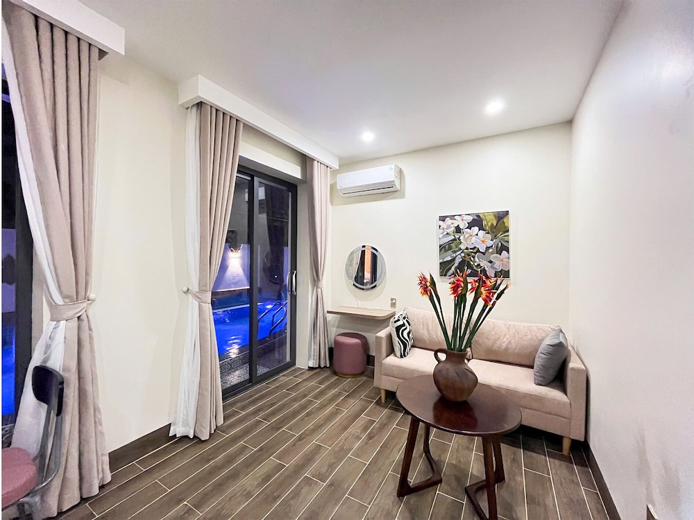 Comfort Suite, Pool View